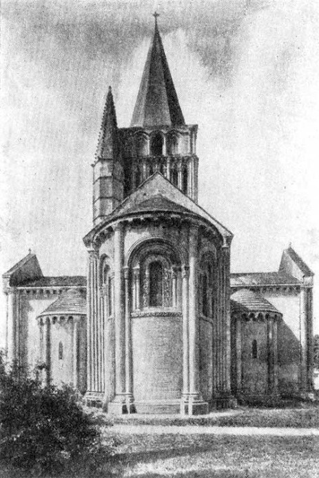 Ольнэ. Кладбищенская церковь, около 1135 г. Вид на апсиды